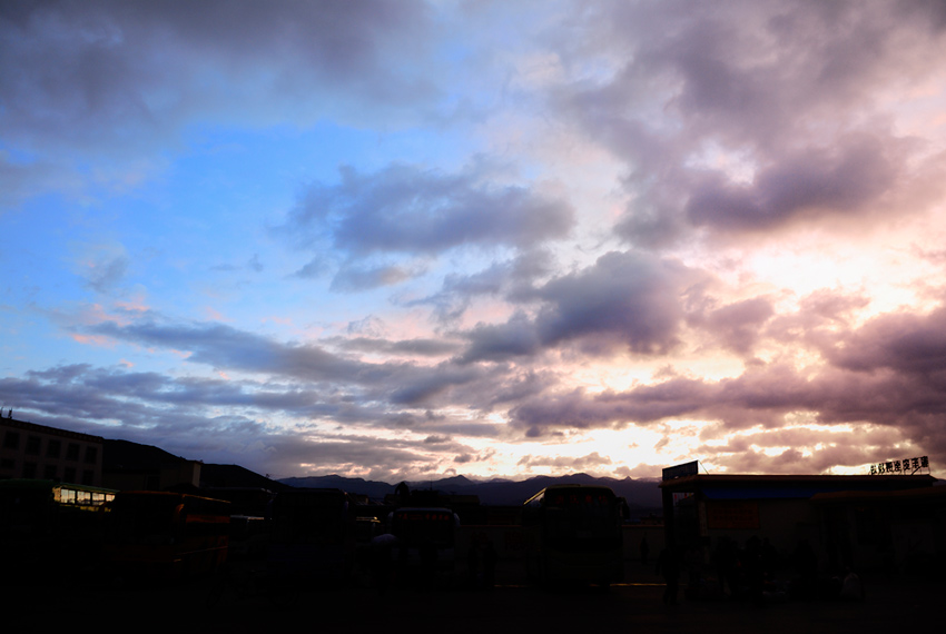 [b]ท้องฟ้าของวันที่พวกเราถึงแชงกรีลา ณ.ท่ารถทัวร์ ผมนั้งรถทัวร์นอนจากเมืองคุนหมิงไป ใช้เวลาหนึ่งคืนเ