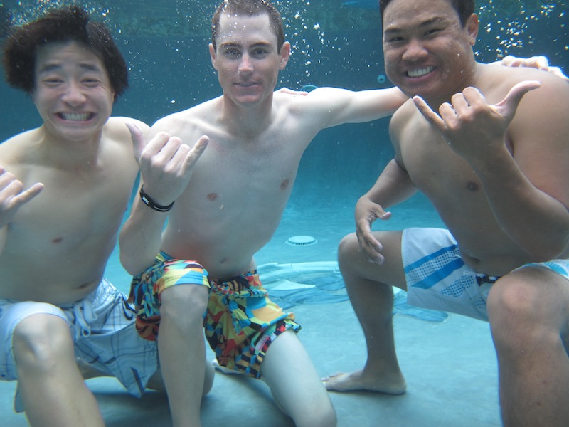 ทำมืออย่างนี้ แปลว่า Hang Loose นะครับ...  สบ