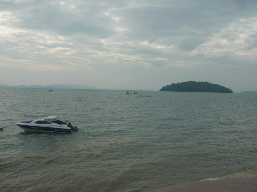เลยท่าเรือคลองเคียนมาประมาณ10กิโลก็มาถึงบ้านแหลมแดง
จะมีเรือให้เช่าข้ามไปที่เกาะครับ ที่เห็นไกลๆนั้