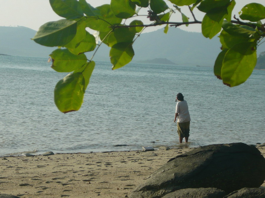 เกาะนี้ห้ามตกปลาบริเวณชายหาดทรายที่นักท่องเที่ยวเล่นน้ำนะครับ
แต่แนวกองหินทั่วเกาะตกได้ 