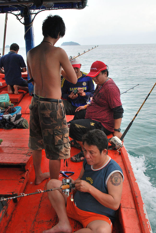 สิ้นเสียงปะทัด...เครื่องเรือ..คำราม..ดังลั่นอ่าวไชยเชษฐ์....ก้องัดอาวุธหนักออกมาจัดแจง... :grin: :gr
