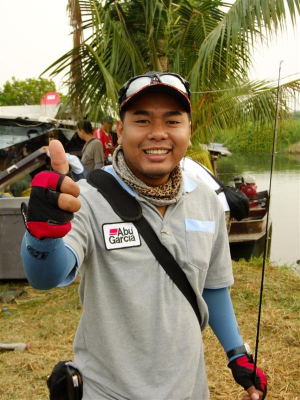 [b]วันนี้ มือปลาช่อน อย่างน้าจิ๊บ (กบตกปลา) ไม่พลาดครับ[/b]  :cool: :cool: :cool: :cool: :cool: :coo