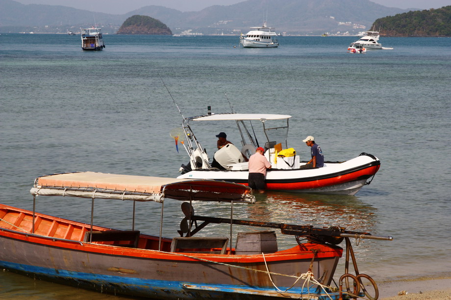  [b]ผู้เข้าร่วมการแข่งขันบางทีมก็นำเรือมาเอง[/b]