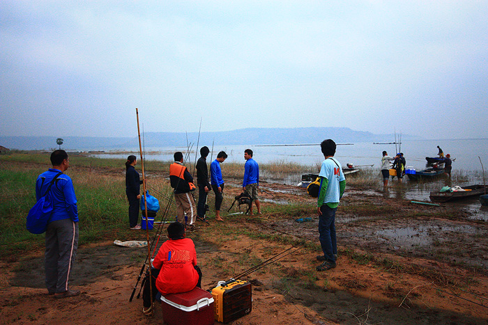 สำหรับนักกีฬา ลงเรือหาง ก็มาคอยเรือ  :cheer: :cheer: :cheer:

คนใส้เสื้อสีฟ้า สะพายถุงกันน้ำ ก็คือ