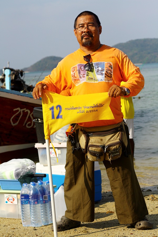  [b]เริ่มทะยอยออกเรือกันแล้ว แต่พี่คนนี้บอกว่า โผ้ม ม๊าย แข๊บ ( ผมไม่รีบ ) [/b]  :laughing: