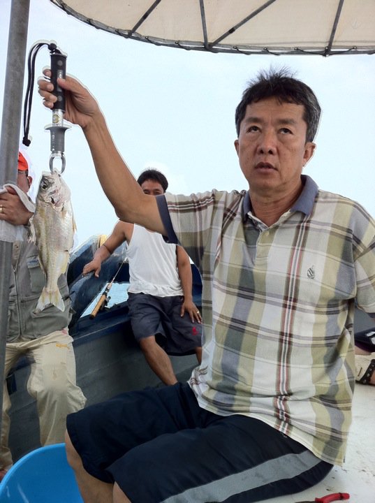 น้าอ้อด พิษนุโลกครับ คนจัดทริป กับปลาใหญ่ที่สุดของเรือไต๋แมว