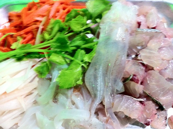พอมี ปลาหมึก และปลาสาก อาหาร ว่างของเรือลำนี้ ที่ขาดไม่ได้ก็เลย หน้าตาเป็นเช่นนี้ ครับ :umh: :kiss: 