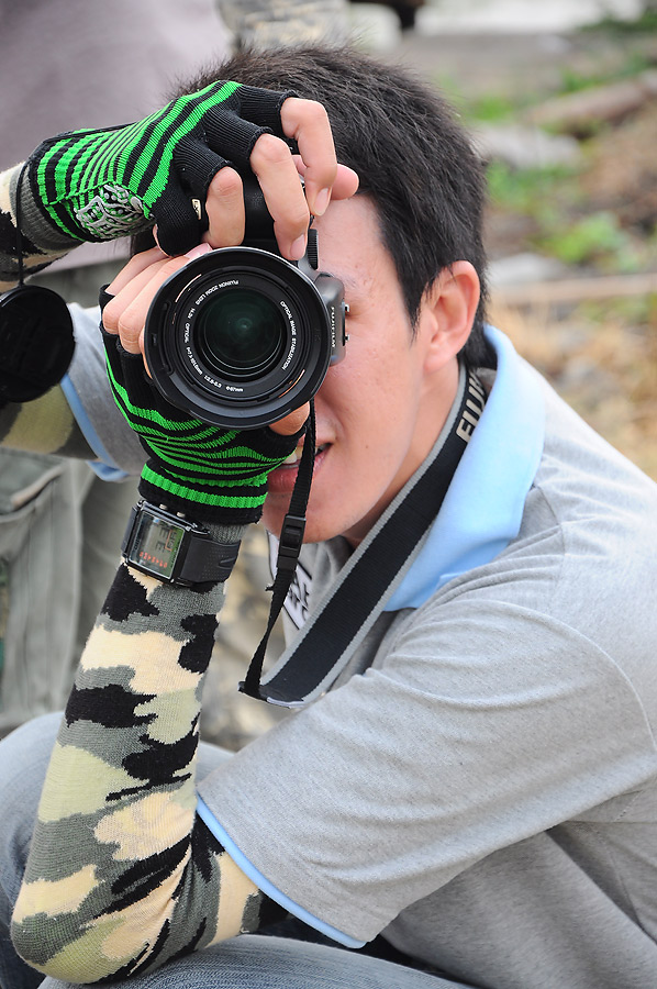 อุ๊ย............มีพลซุ่มยิงด้วย แต่ไม่รู้ว่าจบจากโรงเรียนสอนถ่ายรูปโรงเรียนเดียวกับเจ้าน็อตกับน้าเอก