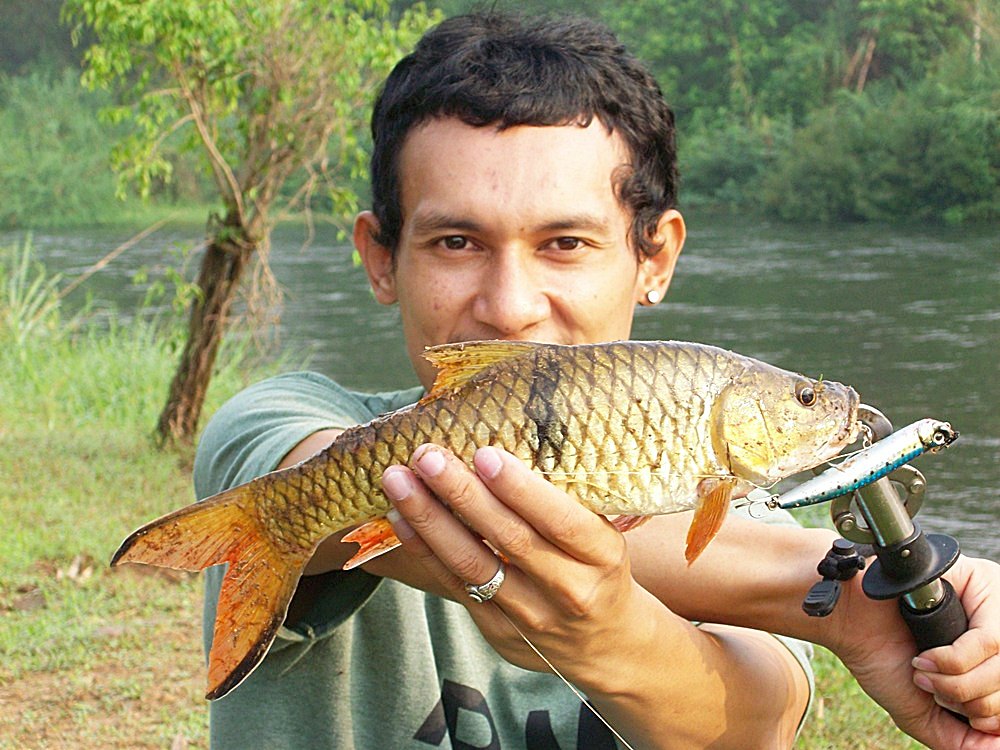 สองพี่น้องตะลุยน้ำใหล