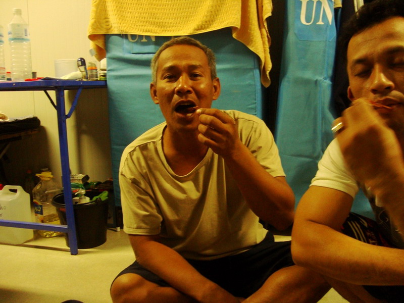 เฉลยเลยดีกว่า   น้าจ่าใจร้อน   มันก็คือ    ไม่ใช่แฟนทอดแทนไม่ได้ :laughing: :laughing: :laughing: :l