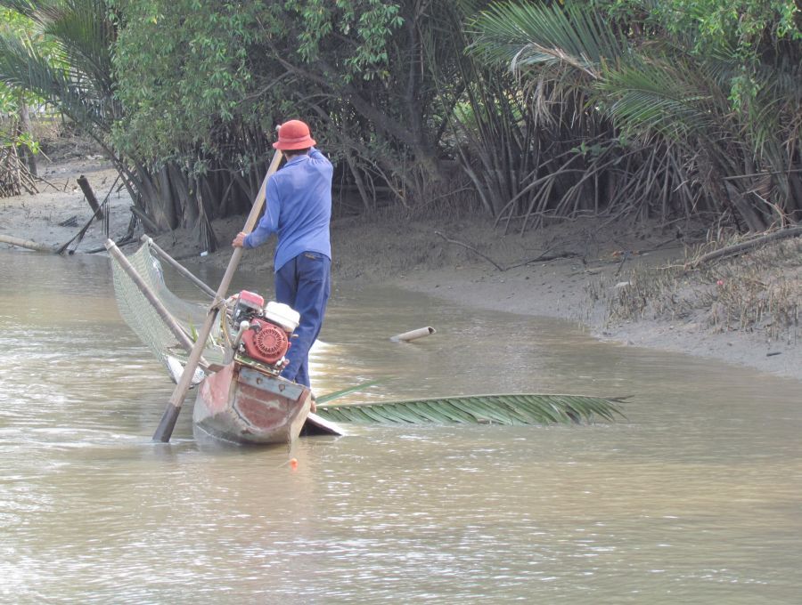 ค่อยๆ พาย เลาะไปตามชายน้ำ   ตะแคงเรื