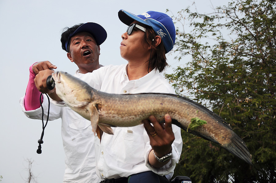 มีขโมยปลาถ่ายรูปด้วยอ่ะ :ohh: :ohh: :laughing: :laughing: :laughing: