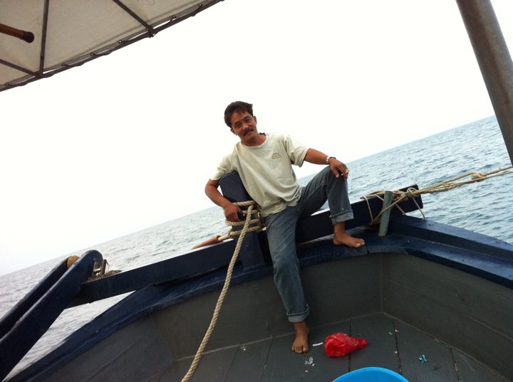 เที่ยวนี้ลงเรือกับเหล่าดา รา ทั้งนั้นเลย น้าคนนี้ แกร่ายมนต์เก่งครับ อะ ปะติเถ ๆเถ นา