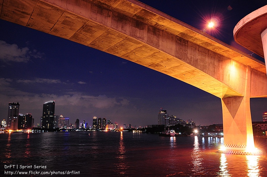 ภาพที่4

นี้เป็นมุมนึง ที่ยืนจากบนสะพานกรุงเทพ หันเข้าไปในเมือง ยามค่ำคืนนี้สวยมากเลยครับ มีคนตกปล