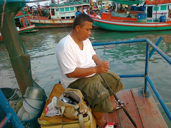 ประกอบเบ็ดตกปลาท้ายเรือไปก่อนมีทั้งปลากดใหญ่ๆ/กะพง/ปูม้า/ปลากะบอกเพียบลองนี้