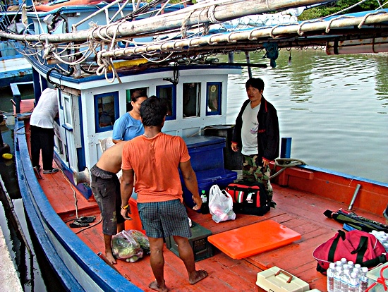 ขนขึ้นรถเเล้วก็มีขนลงเรือครับ :laughing: :