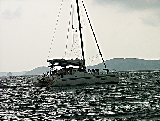 สักพักเรือตกปลาหรือเรืออะไรอ่ะวิ่
