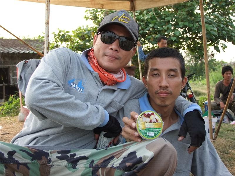 [b]ทำไมต้องจับสองคนนี้ มาถ่ายด้วยกันรู้ไม๊ครับ อิอิ (สังเกต กล่องที่น้าอาร์ม ถือซิครับ ถืออะไรอยู่) 