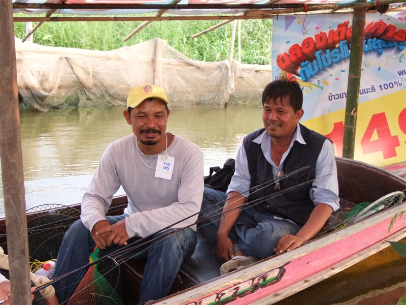 [b]อ้าว เรือมาอีกเที่ยวแล้วครับ แหม ๆ น้าแอ็ป นั่งยิ้มกริ่มเลย ได้ปลากลับบ้าน อ่ะ ไม่น่าเลย รอดไปได้