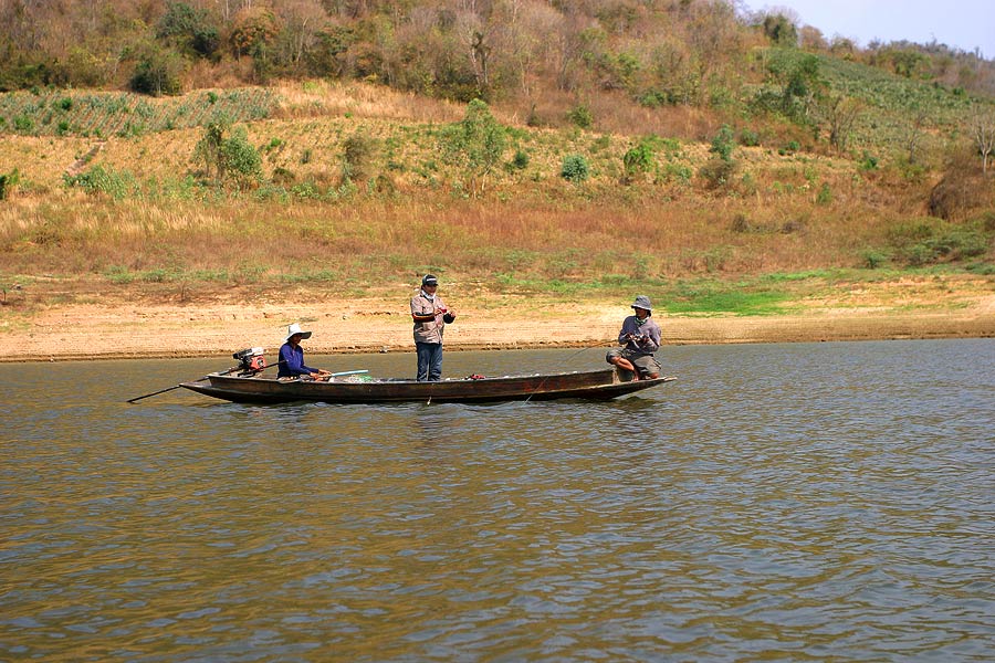 เพื่อนนักตกปลาอีกลำที่ลงเรือไต๋ท้องถิ่น

เจอกันตอนแรก ถามไถ่ว่าพึ่งได้ตัวเดียวตั้งแต่เช้า

แต่ พ