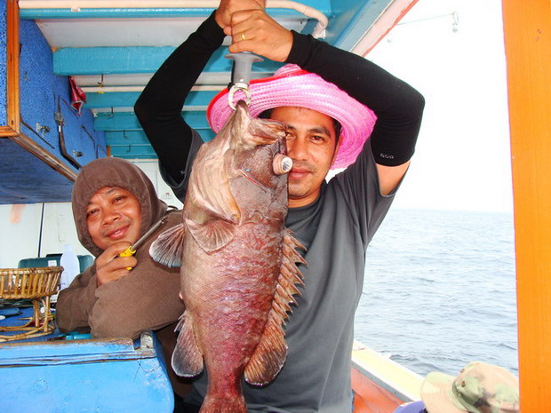 กลางเรือ  ก็ขึ้นมา   คนอีดไม่ได้ถ่าย