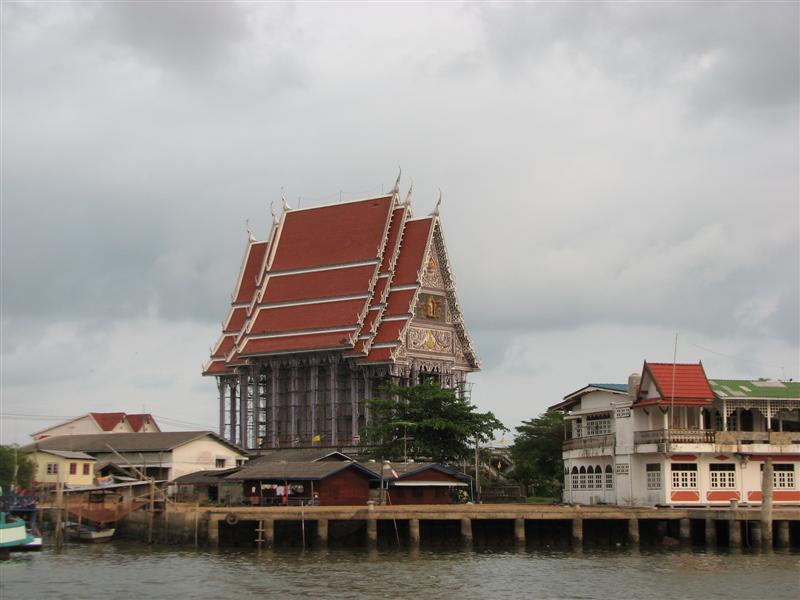 เกือบหกโมงเรือเริ่มออกจากท่าแล้วค