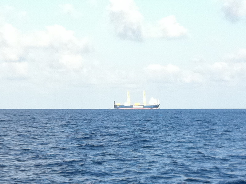 ส่องดูเรือสินค้าอยู่