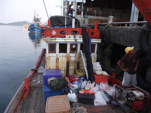 เริ่มขนของบางส่วนลงเรือครับ :grin: :grin: :grin: