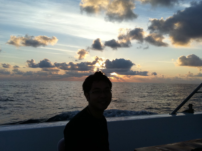 ยิ้มแบบนี้ค่อยยังชั่ว  แสดงว่าสติยังดีอยู่ :cheer: :cheer: :cheer: :cheer: