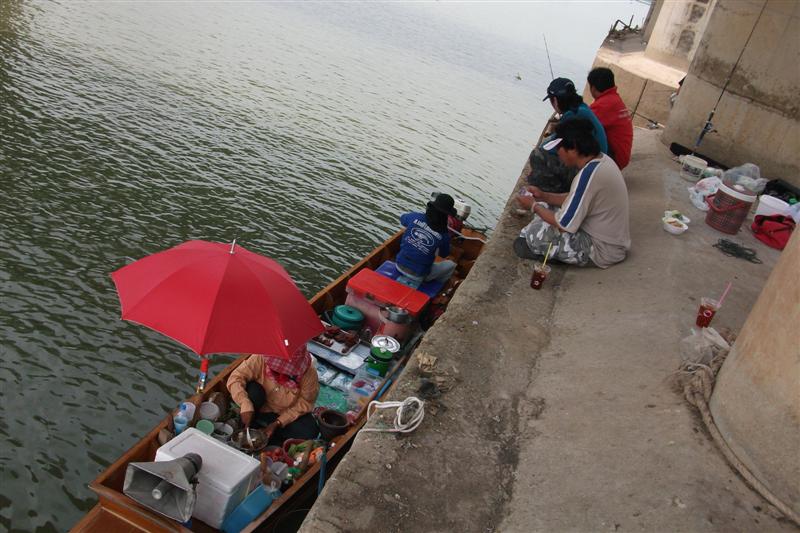 พักกินข้าวเที่ยงกัน มีเรือมาขายถึงที่ น้ำตก ไก่ย่าง ส้มตำ :umh: