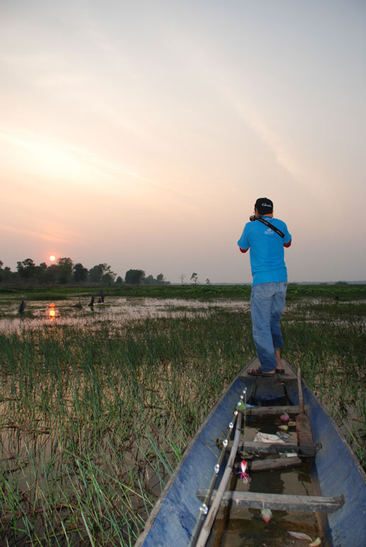 เวลาแกยืนตี เรือมันก็โคลงเคลงๆ...ผมยังเกาะเรือแน่น...