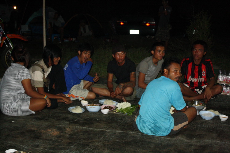 กิน  ข้าว  เย็น  กัน แล้ว คับ   คง หิว  กัน  แล้ว เดิน   ทาง  มาไกลๆๆทั้ง นั้น คับ

 :cheer: :chee