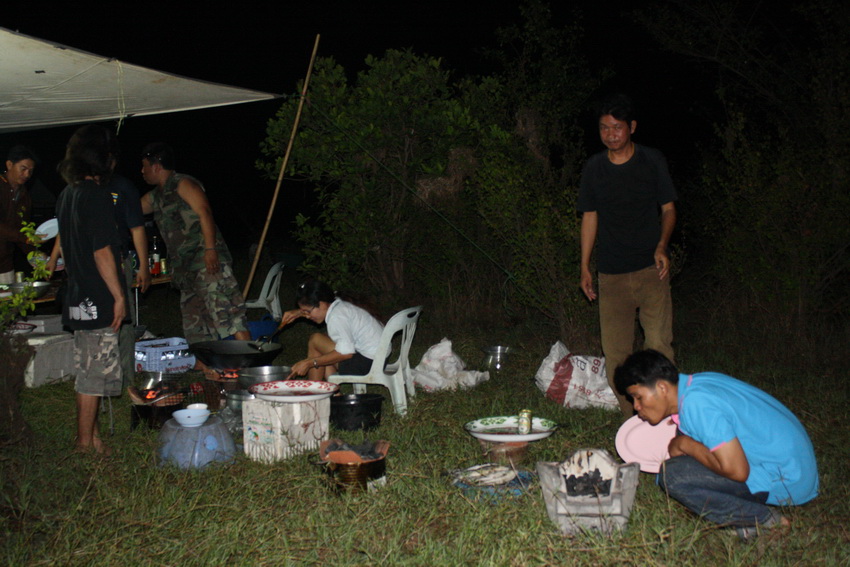  ส่วน  ทาง  พ่อ ครัว  จะ ทำ  อา หาร    ไว้  เสริม   คับ  เพื่อ   ไม่ พอ กัน กิน คับผม

งาน นี้  เจ