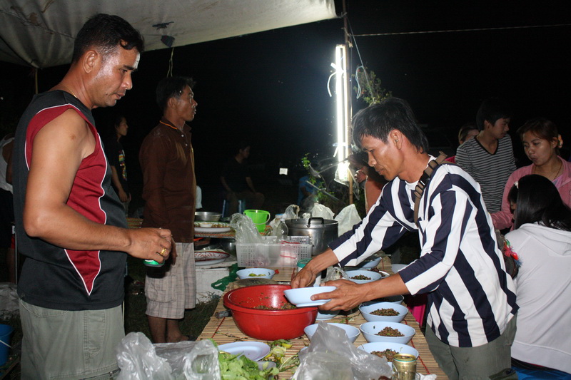 ทาง กิน ก็ กินไป

ทาง ครัว  ก็ ทำ เสริม  ไปเรื่อยๆๆๆๆคับ งานนี้

พี่โรจณ์...พี่หมู..พี่จักร....ย
