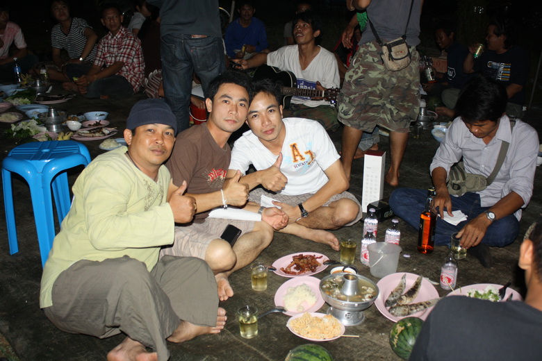 .....น้อง  ชัย  น้อย   กับ ทีม งาน  ร่วม  แจม  กับ  พี่ๆๆๆทาง พนมไพร   คับ

เก็บ  ภาก  เป็น ที่ระ 