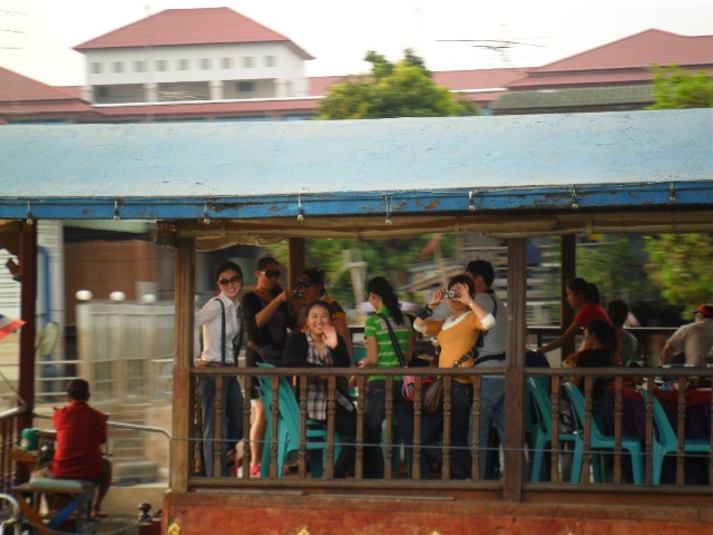 เรือลำอื่นวิ่งผ่านก็เบิกมือทักทายกันครับ
