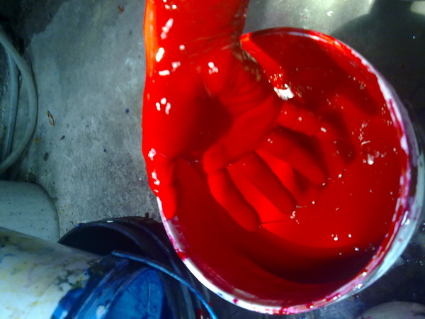 สีที่จะพ่นงานใช้มือทําเลย  สีสวยดีไหมครับ    มือผมเองครับ :grin: :grin: :grin: