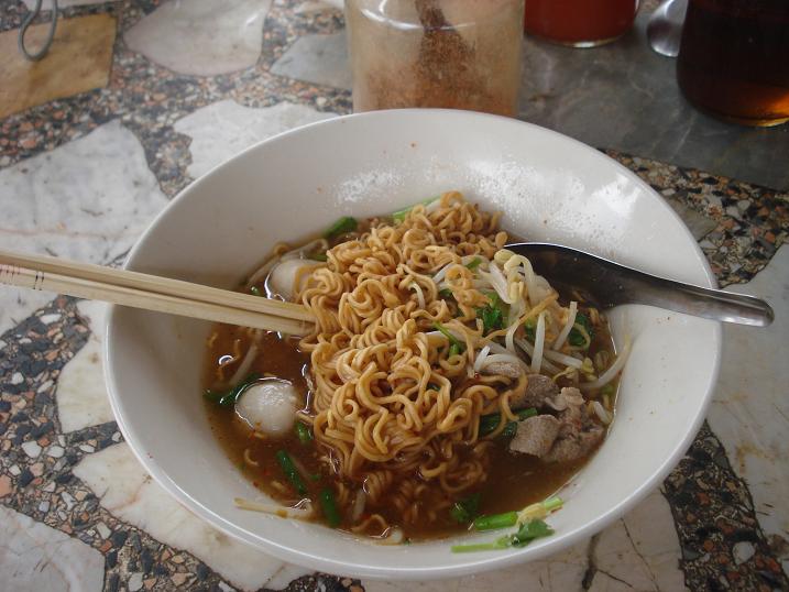 ระหว่างทางก็หาอะไรอร่อยๆ หม่ำกันก่อนครับ :umh: :grin: