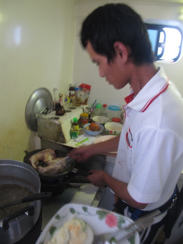 พ่อครัวอันทรงเกียรติ  กำลังทำอาหาร