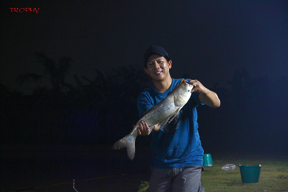ปลาซ่งที่บ่อเอิงอีน ตัวแรกของน้าเอ็มครับ ยินดีด้วยครับ  :smile: