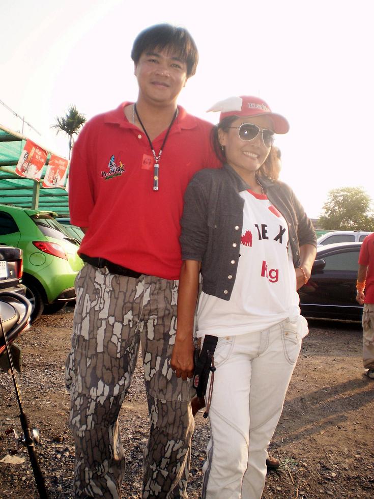 เก๊กกันซะหน่อย....ลืมไปว่าตัวดำ    ลืมหันหน้ารับแสง  กว่าจะปรับให้เห็นหน้าได้เพียงนี้อย่างเครียด  :k