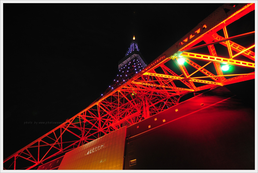 Tokyo Tower มองจากด้านล่างภาพนี้ดัน ISO800 นั่งติดพื้นเงยหน้า 90 องศากดมาสามครั้งมือสั่นทุกภาพ...
 