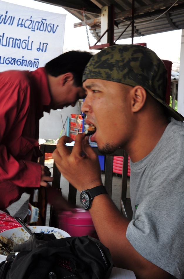 ใจเย็น ไอ้น้อง มีให้กินทั้งวัน :laughing: :laughing: :laughing: