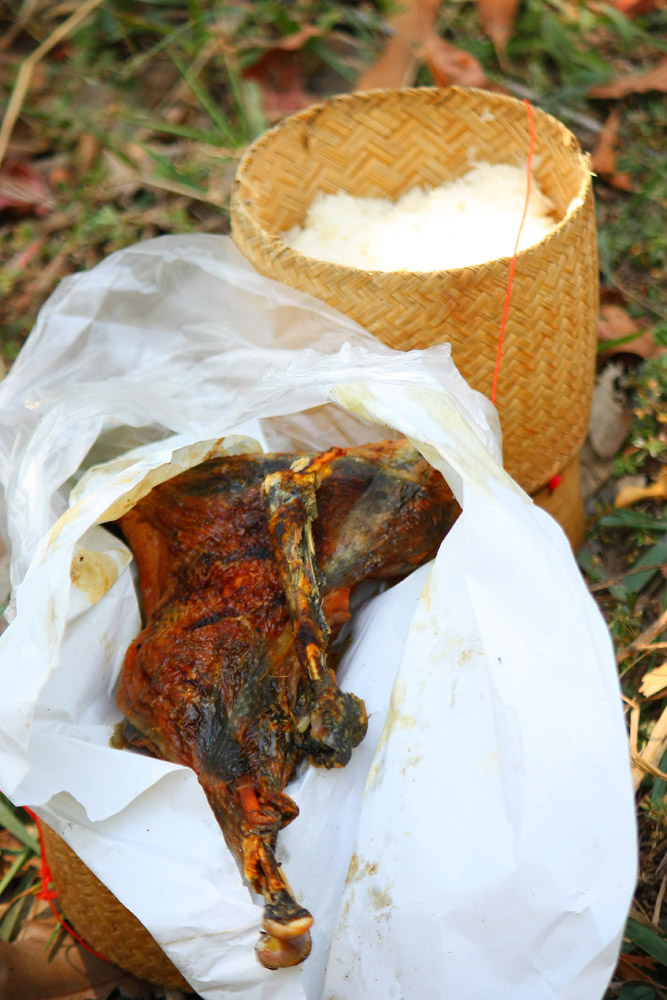 กับข้าวกลางวันผมครับ......ชวนใครก็ไม่มีใครกินด้วย....ฮ่วย...ปิ้งไก่ดำนะนั่น... :umh: :umh: :umh: :gr