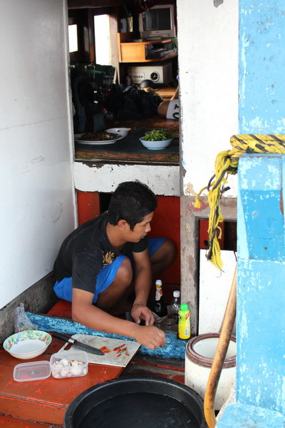 เจ้าหล้า เด็กเรือเริ่มทำกับข้าวเช้