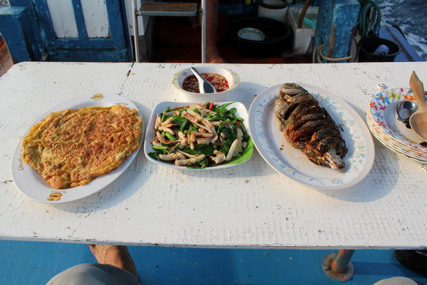 มาแล้วครับ กับข้าวเช้าแรกของเรือเก