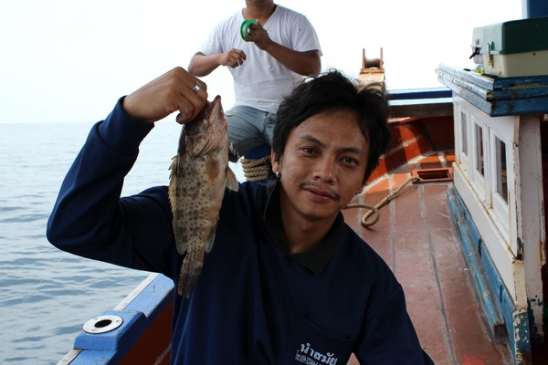 มาแล้วครับทันทีที่เรือจอด ปลาตัวแร