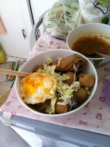 กับมาอีกกล้องอีกตัว  เที่ยงแล้วอาหารออกมาอีกแล้ว  ก๋วยเตี๋ยวไก่  แต่ของผมพิเศษ มีไข่ดาวด้วยครับ :che