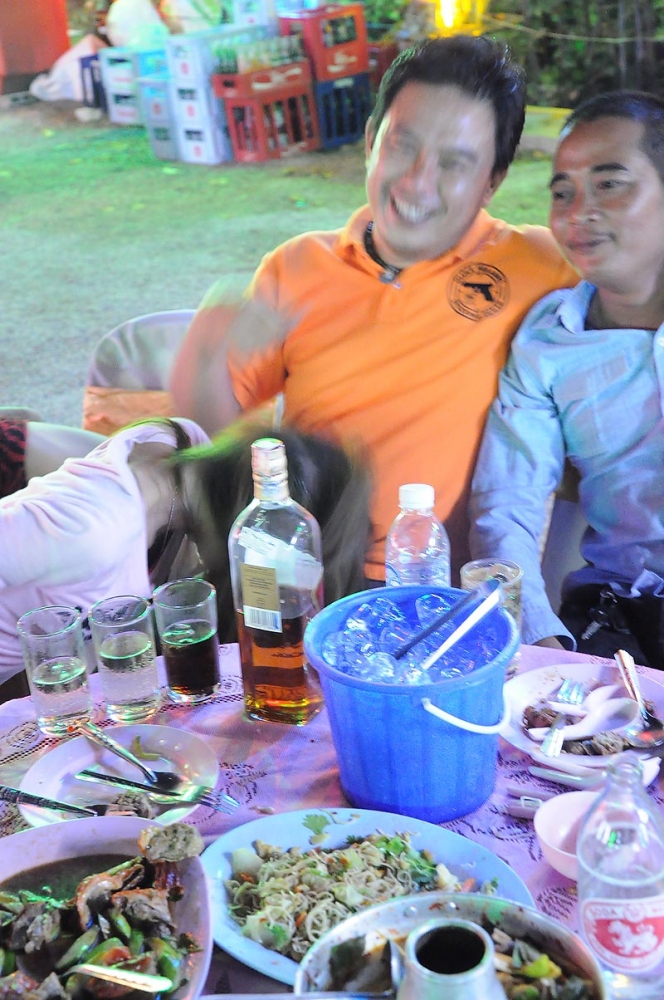 

ข้องใจภาพนี้มากเลยอะ ครายเอาขวดเรดออกที  มันบังปีเตอรให้น้องทำไร    :laughing: :laughing: :laugh