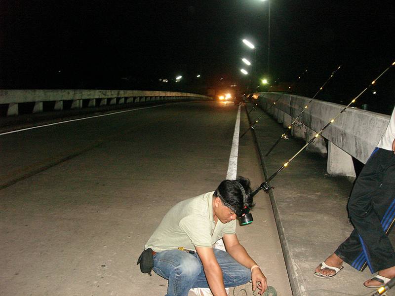 กำลังปลดปลา เพื่อนโก๋  ถ่ายภาพให้คร๊าบบ   :grin:

เอ้ มันถ่ายตรู หรือคุณโก๋ถ่ายตรีน ว่ะนั้น  :laug